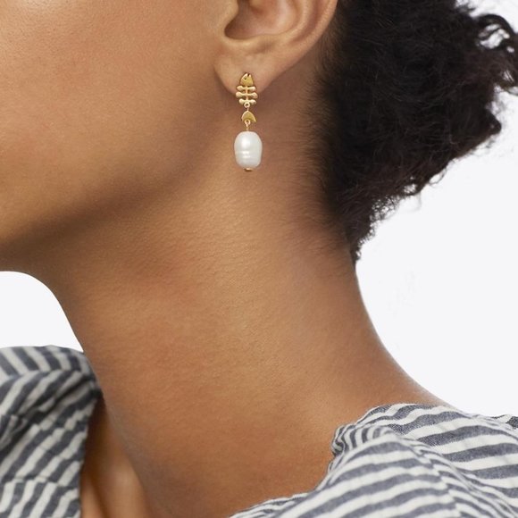 NEW Tory Burch Fish & Pearl Mismatched Drop Earrings - Picture 4 of 8